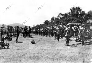 El Rey en san Ildefonso - Alfonso Xiii acompañado del coronel Rexach Revistando...