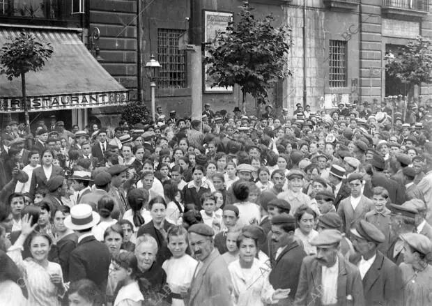 Las Modistas de Santander en Huelga - las Huelguistas ante el gobierno civil...