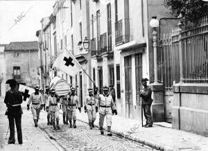 Los Sucesos de Sabadell - Camilleros Dela cruz Roja Conduciendo A un herido...