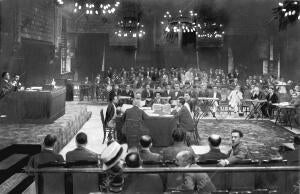 En el ayuntamiento de Barcelona - el alcalde señor Martínez Domingo (X) en la...