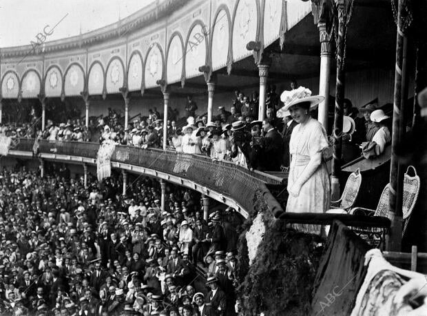 En la plaza de Toros de Santander - S.M. la Reina victoria Aclamada por el...