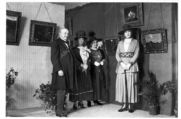 La Reina doña victoria Visitando la exposición de Cuadros del pintor Nagy,...