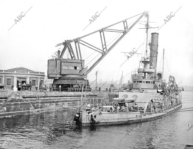 De la marina de Guerra Yanqui - el Crucero "Jonapah" en el muelle de...