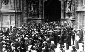 El obispo de Vitoria en san Sebastián - la puerta de la iglesia de santa María A...