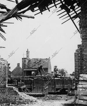 Al través de una casa Bombardeada - Soldados Ingleses Cargando un tren de...