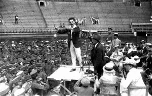 Un acontecimiento musical en Valencia - el maestro Serrano(X) Dirigiendo el...