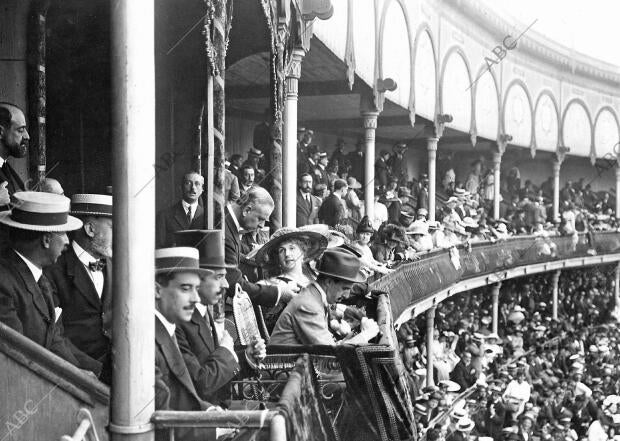 Los Reyes en Santander - Ss.Mm. D.Alfonso Xiii (1) y doña victoria Eugenia (2)...