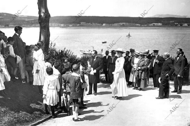 En el sanatorio de la Pedrosa - S.M. la Reina (X),A su Llegada al Sanatorio,...