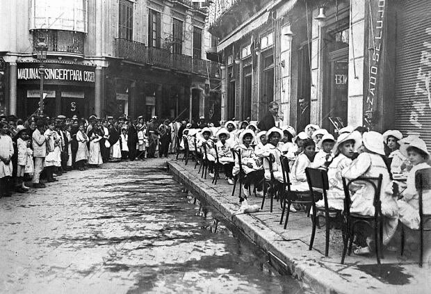 Colonia escolar Malagueña - las Niñas de la primera Colonia Tomando el desayuno...