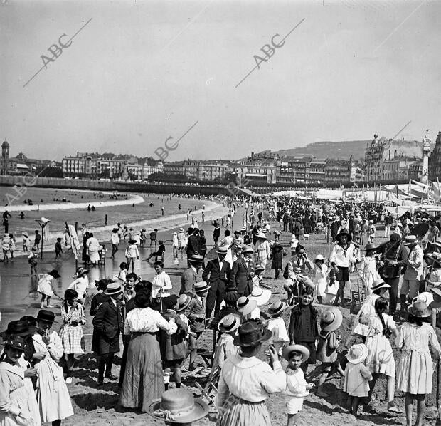La Concha de san Sebastián aspecto de la Playa, A la hora del Baño, en los...