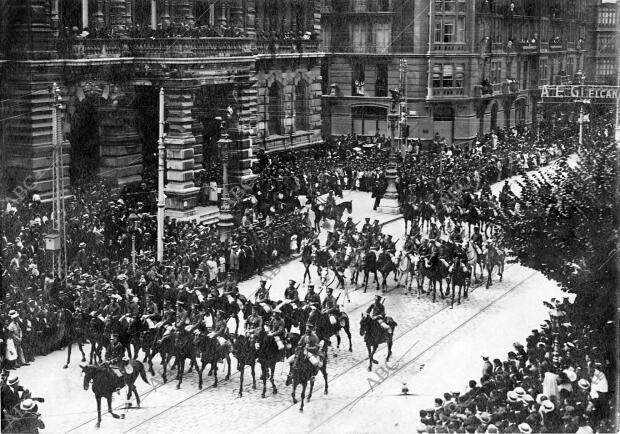 Granparada militar en Bilbao - las Tropas de la Guarnicion Desfilando en la gran...