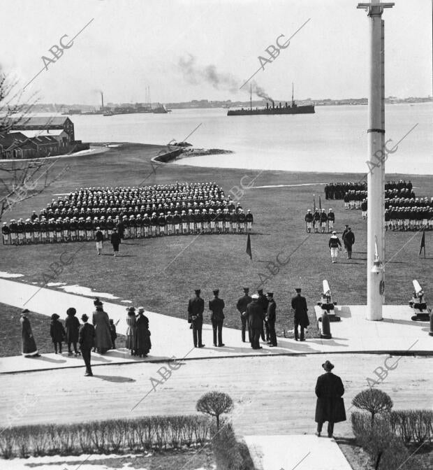 Preparativos en Norte- America los Reclutas de la marina Yanki Adiestrandose en...