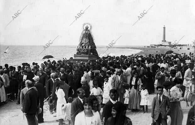 La procesión de nuestra Señora de regla Paseando por la playa