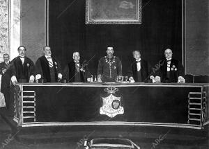 Apertura de los Tribunales el ministro de gracia y Justica, Sr. Burgos Mazo, con...