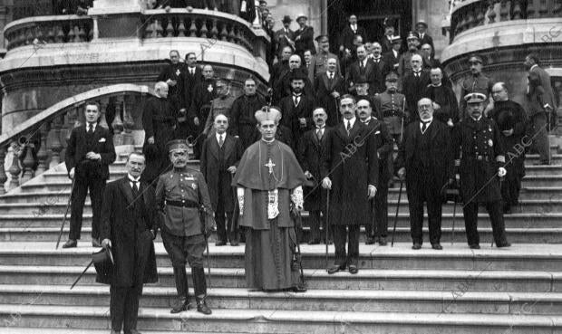 El obispo de Vitoria en Bilbao el prelado D. Leopoldo Eijo, con las Autoridades...