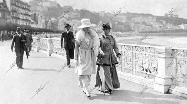 M.M. las Reinas doña victoria y doña María Cristina Paseando por la playa de la...