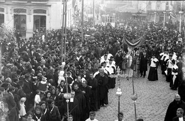 El obispo de la Diócesis, doctor Lago (X), Bendiciendo al pueblo A su paso por...