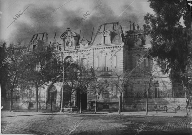 El Palacio del Duque de Medinacelli durante el incendio que lo destruyó