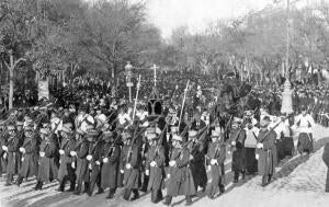 Paso de la fúnebre comitiva por la plaza de Castelar al Dirigirse al cementerio...