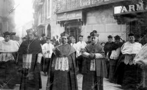 Los Obispos de Segovia (1), Jaca (2) y Pamplona (3) Dirigiéndose A la catedral...