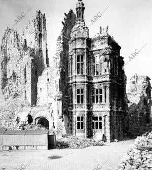 Ruinas y Escombros de la casa ayuntamiento y el Campanario de Arras (Francia)