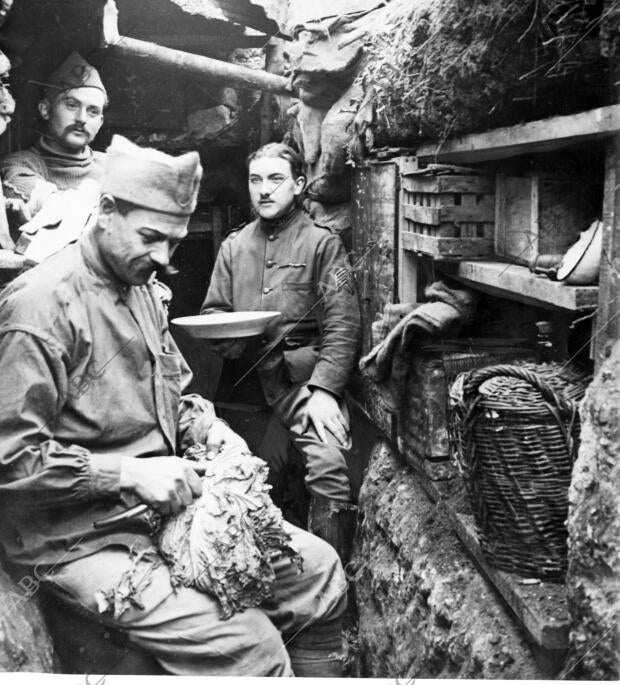 Un soldado cocinero preparando la comida para sus jefes