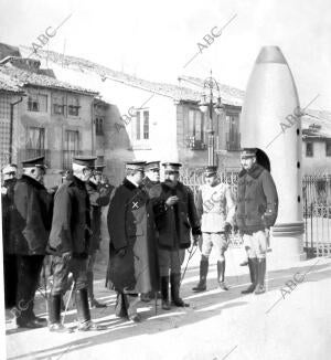 El ministro de la Guerra, Sr. Cierva (X), con el director y Profesores de la...