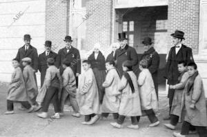 El ministro de la Gobernación, vizconde de Matamala (1), con el presidente de la...