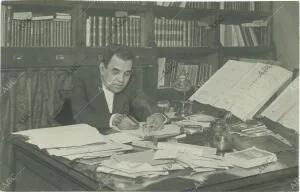 El maestro Amadeo Vives en su mesa de trabajo