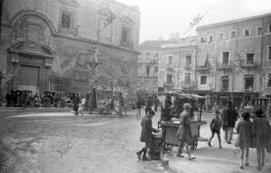 Anuncios y venta ambulante en la Plaza de Santa Catalina