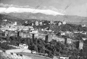 Las Viejas Murallas de la alcazaba Cadima, Granada, la Alhambra Y, al Fondo,...