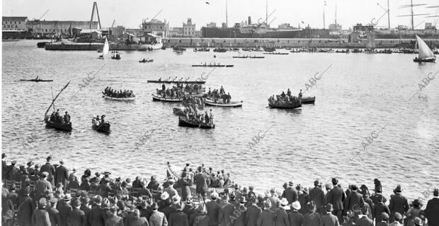 Un aspecto del puerto de Barcelona durante la Celebracion de las Regatas de...