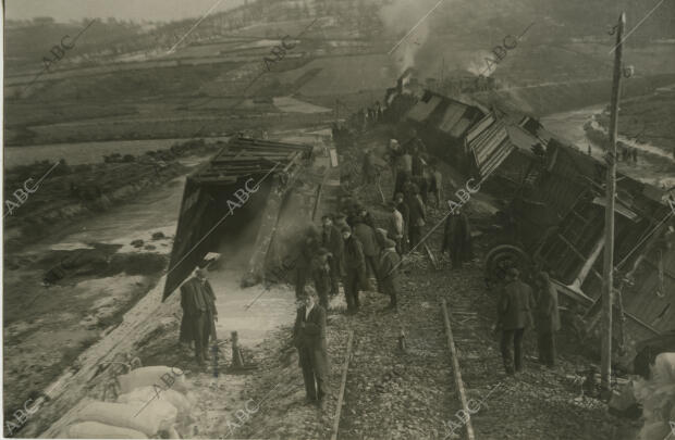 Aspecto de la vía férrea después del descarrilamiento de un tren de mercancías...