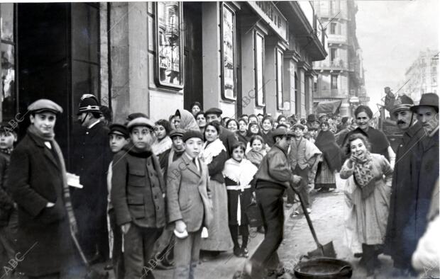 El público Agrupado A la puerta de una carbonería de la calle de Balmes