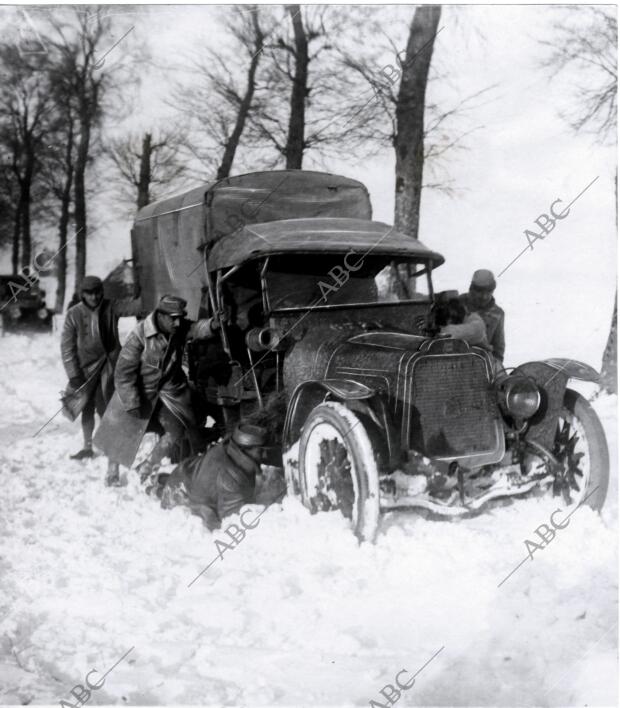 Automóvil militar francés detenido entre la Nieve - fecha Aproximada