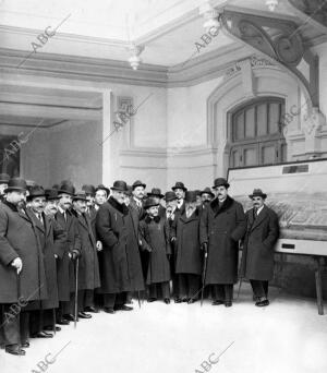 El Alcalde, Sr. Francos Rodríguez (1), con el arquitecto director de las Obras,...