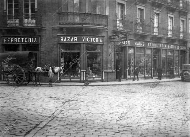 Fachada de la casa Isaías Sainz de Sevilla (ferretería, bazar Victoria, antes...