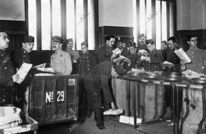 Oficiales y soldados despachando un correo en la estafeta de la Estación del...