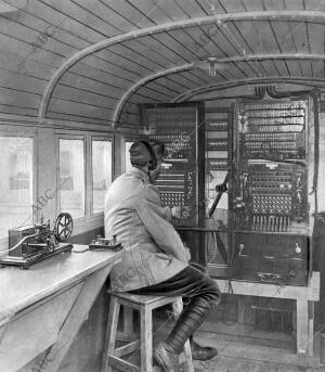 Interior de una estación automóvil telegráfica y telefónica del ejército francés