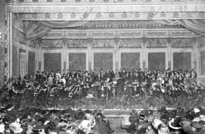 La Notabilísima orquesta que Dirige el maestro Benedito durante el concierto de...
