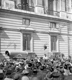 La Manifestacion estudiantil de ayer mañana Ovacionando A Ss.Mm