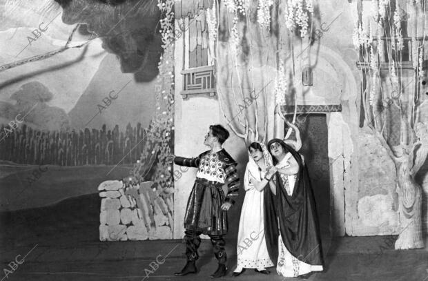 Ofelia Nieto y Alcaraz y el tenor Canalda en una escena de la ópera, de...