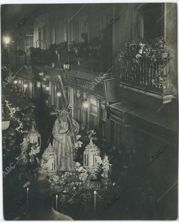 En el balcón la artista Amalia Molina le canta una saeta