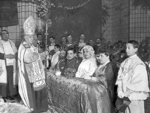 El cardenal Guisasola, primado de España, Bendiciendo la boda de la condesa de...