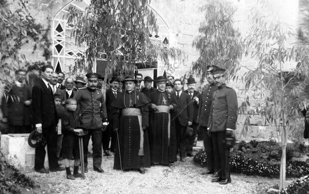 Monseñor Ragonesi (1), acompañado del obispo de Barcelona (2) y Otras...