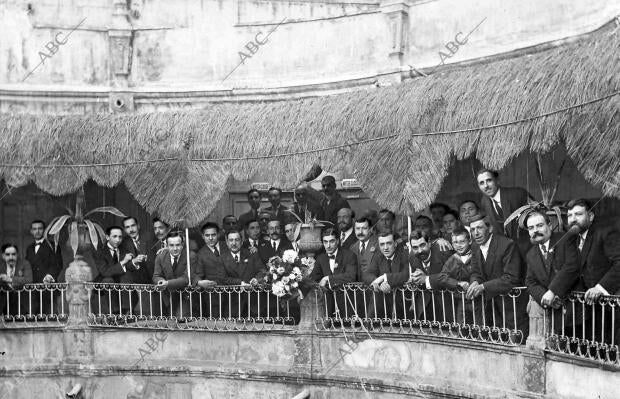 Jefes y Empleados de Correos y Telégrafos de Tarragona, después del banquete...