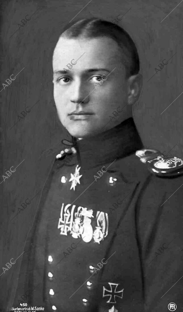 El aviador alemán Barón Von Richthofen, que llevaba derribados 80 aeroplanos, y...