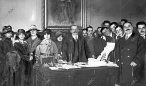 El Conde de Romanones (X) con la comisión de Alumnas y Alumnos de la facultad de...