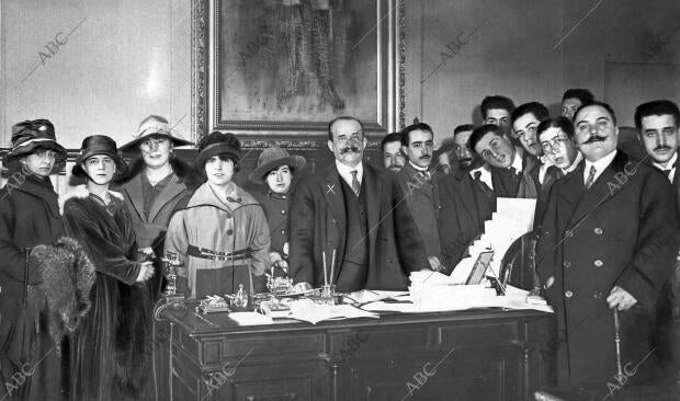El Conde de Romanones (X) con la comisión de Alumnas y Alumnos de la facultad de...