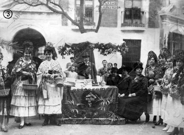 Mesa Petitoria en la plaza del Salvador